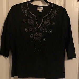 EUC DINO 💯% cotton 3/4 Sleeve Embroidered Flowers